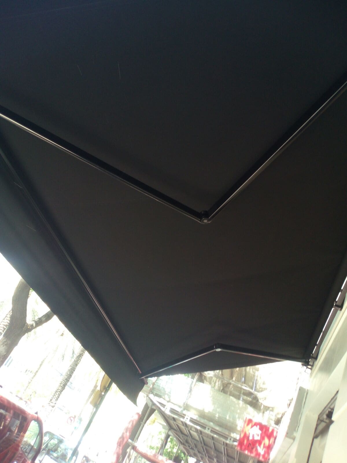 Toldo para comercio negro