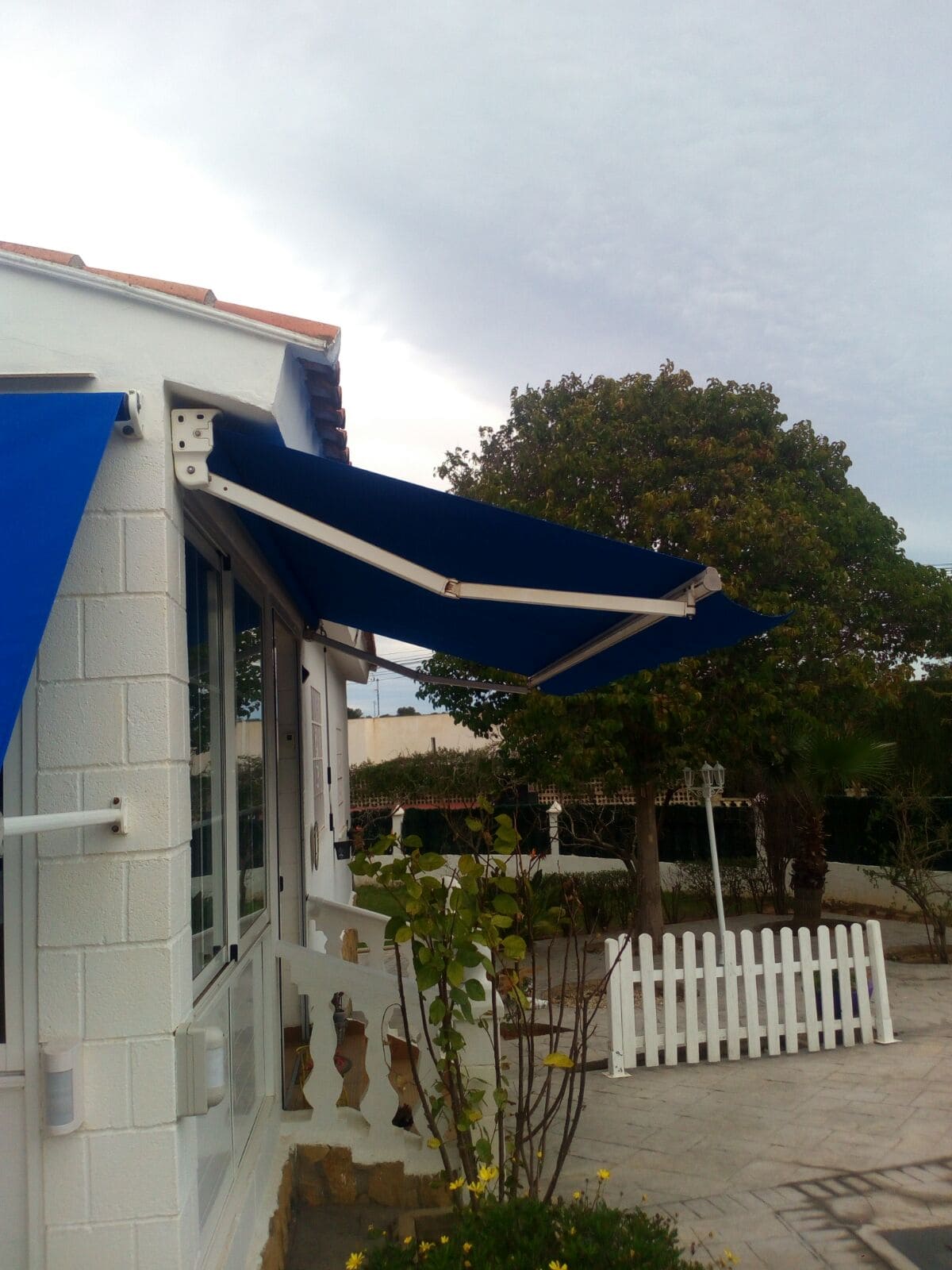 Toldo de brazo extensible de color azul