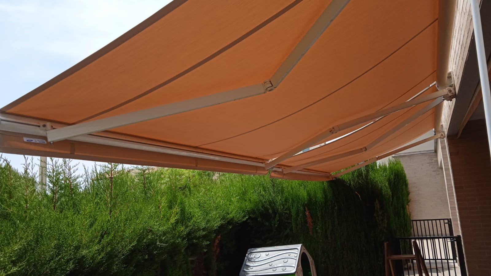 Toldo de brazo extensible de color naranja