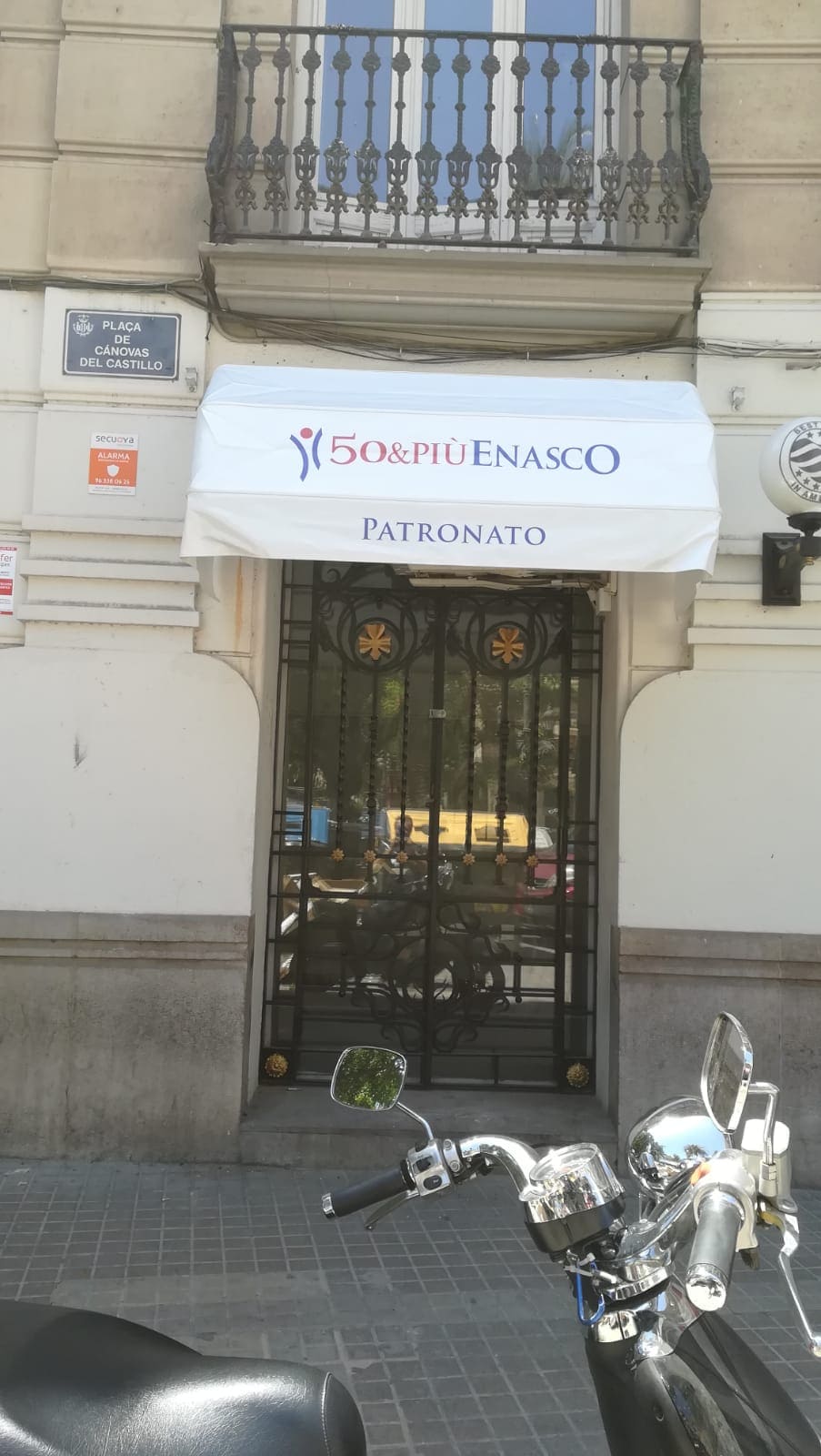 Toldo para comercio blanco
