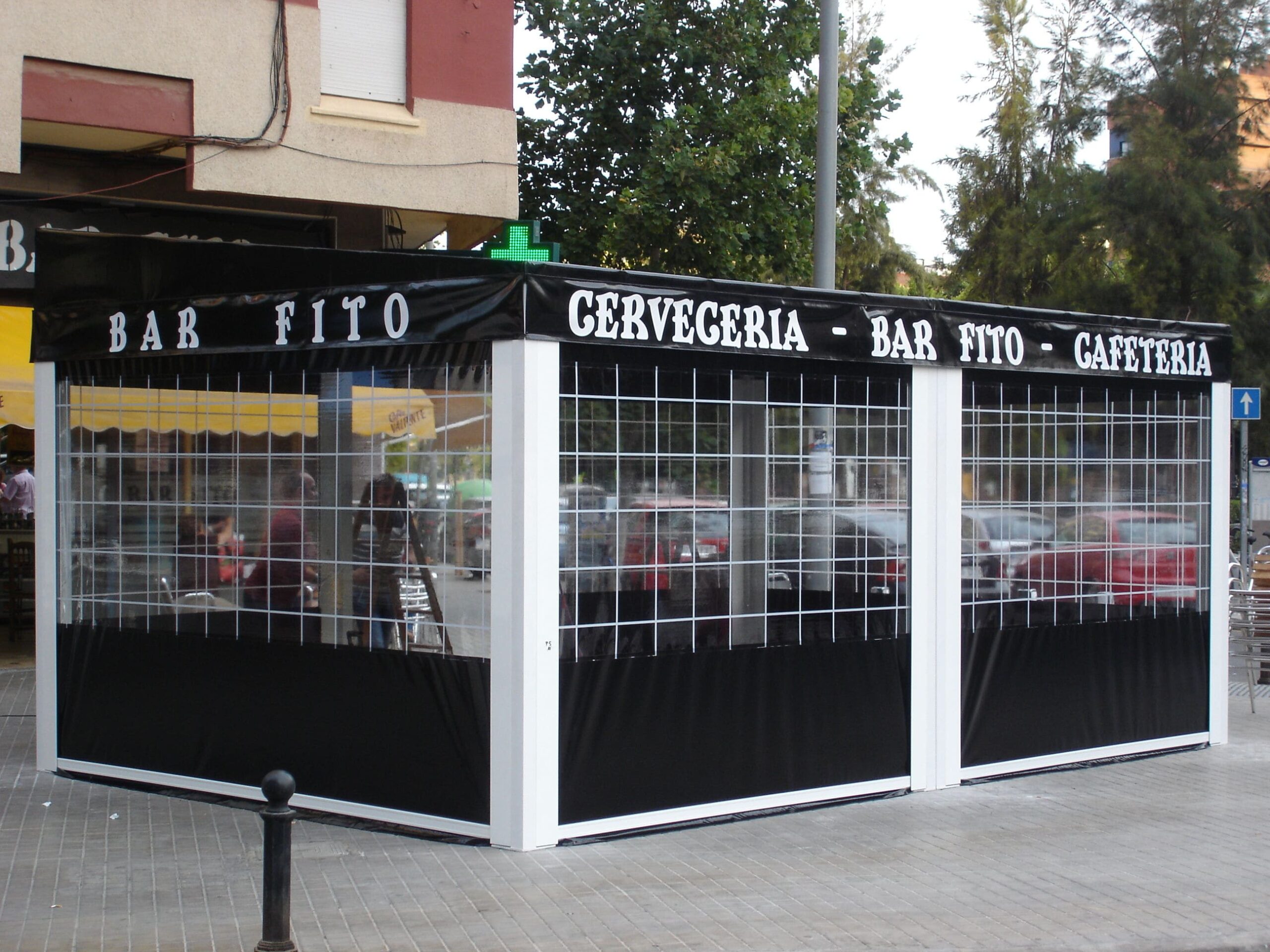 Toldo para comercio negro