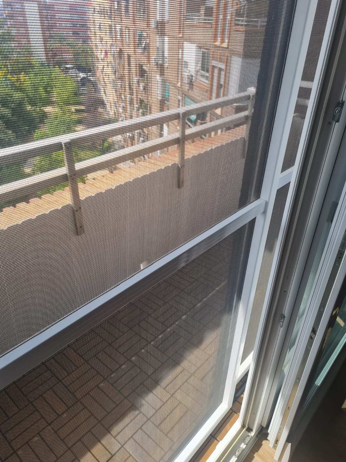 Mosquitera negra en terraza.