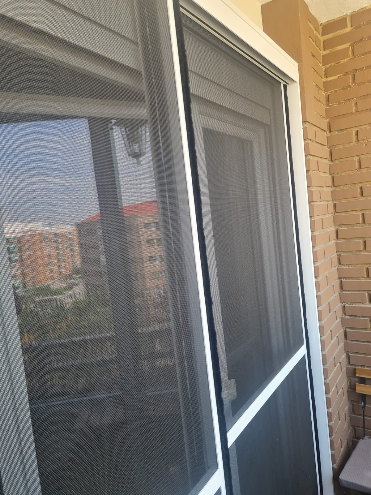 Mosquitera negra en terraza.
