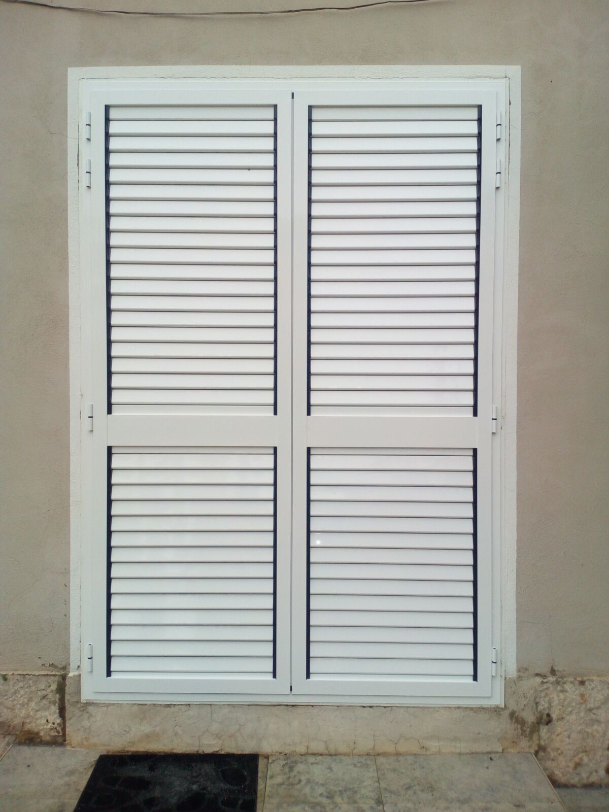 Mallorquina blanca sobre una pared