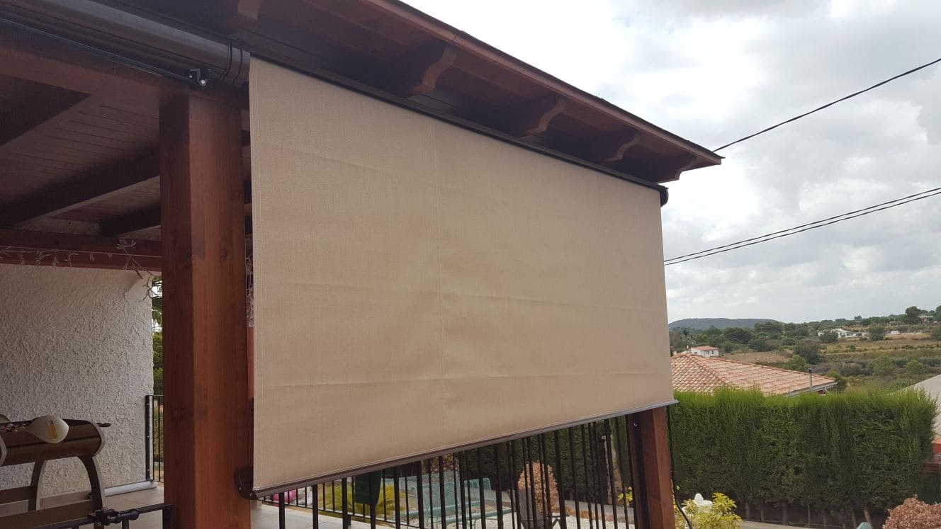 Toldo tipo cofre a color blanco en casa de madera patio