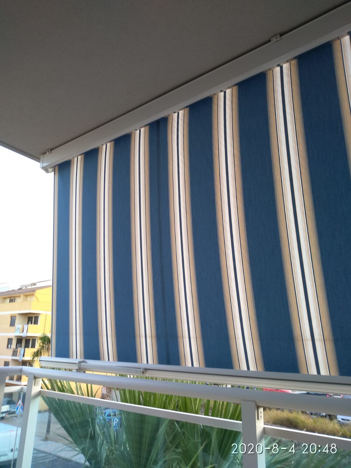 Toldo tipo cofre a color azul con blanco en patio