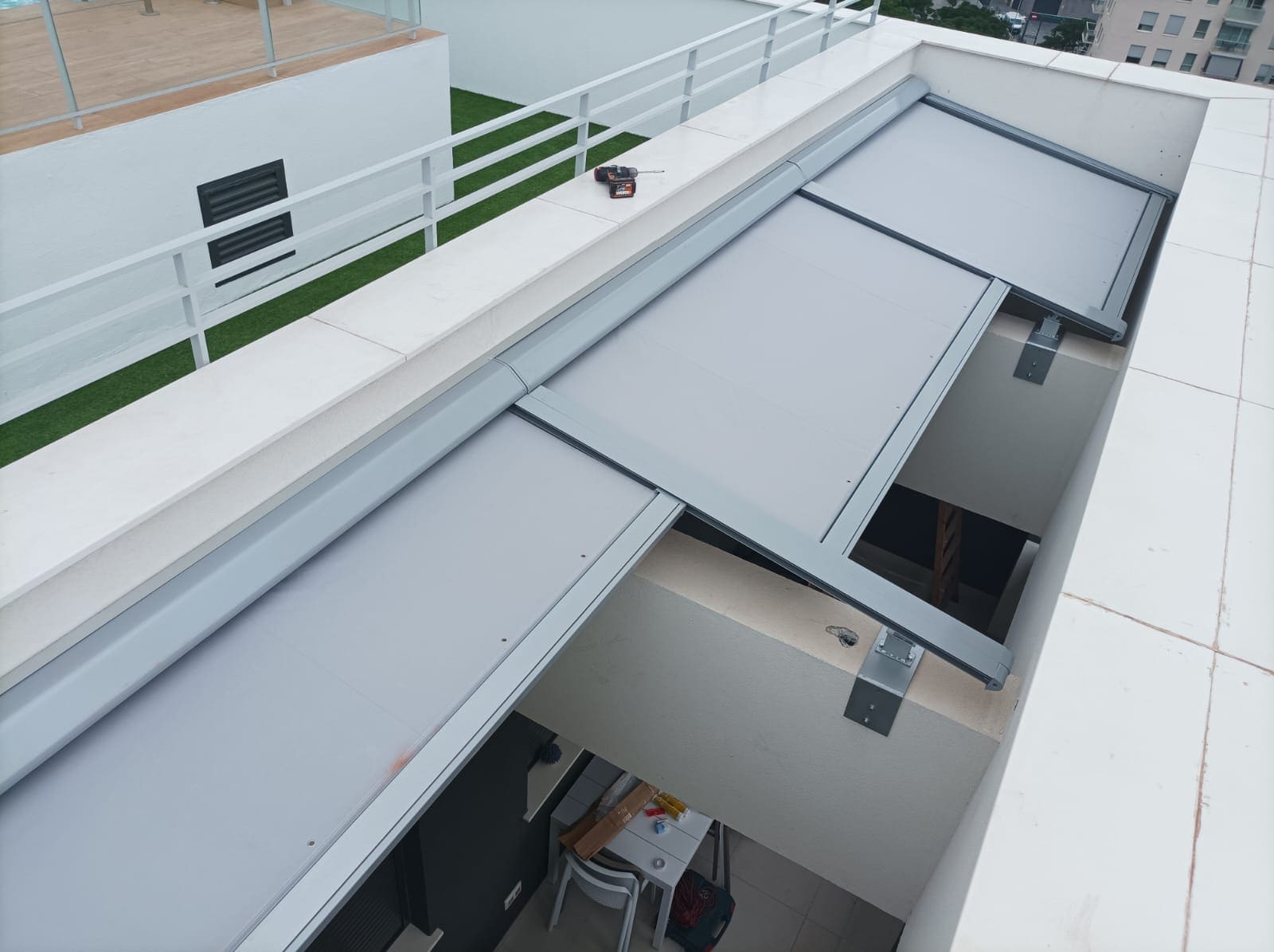 Toldo en el techo. Toldo blanco tipo veranda