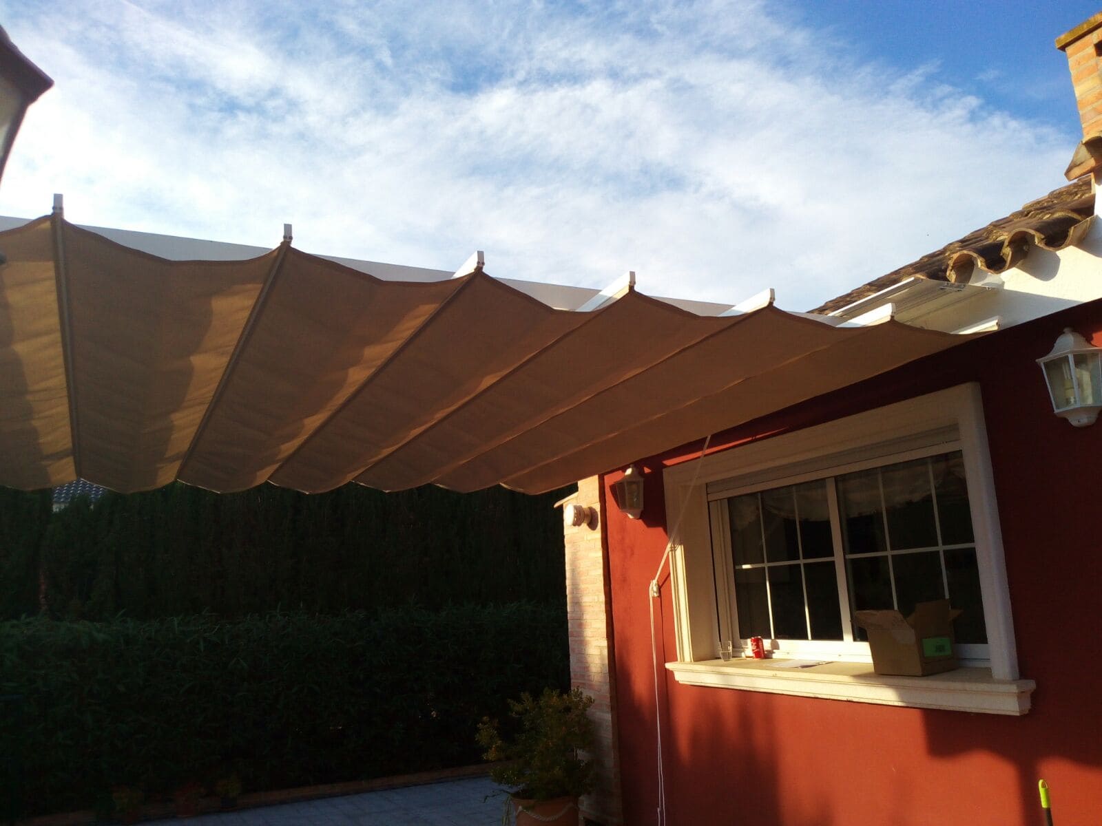 Toldo patio tipo andaluz entre paredes de color blanco