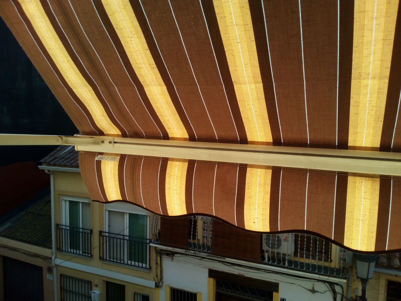 Estor punto recto vinotinto con franjas amarillas.