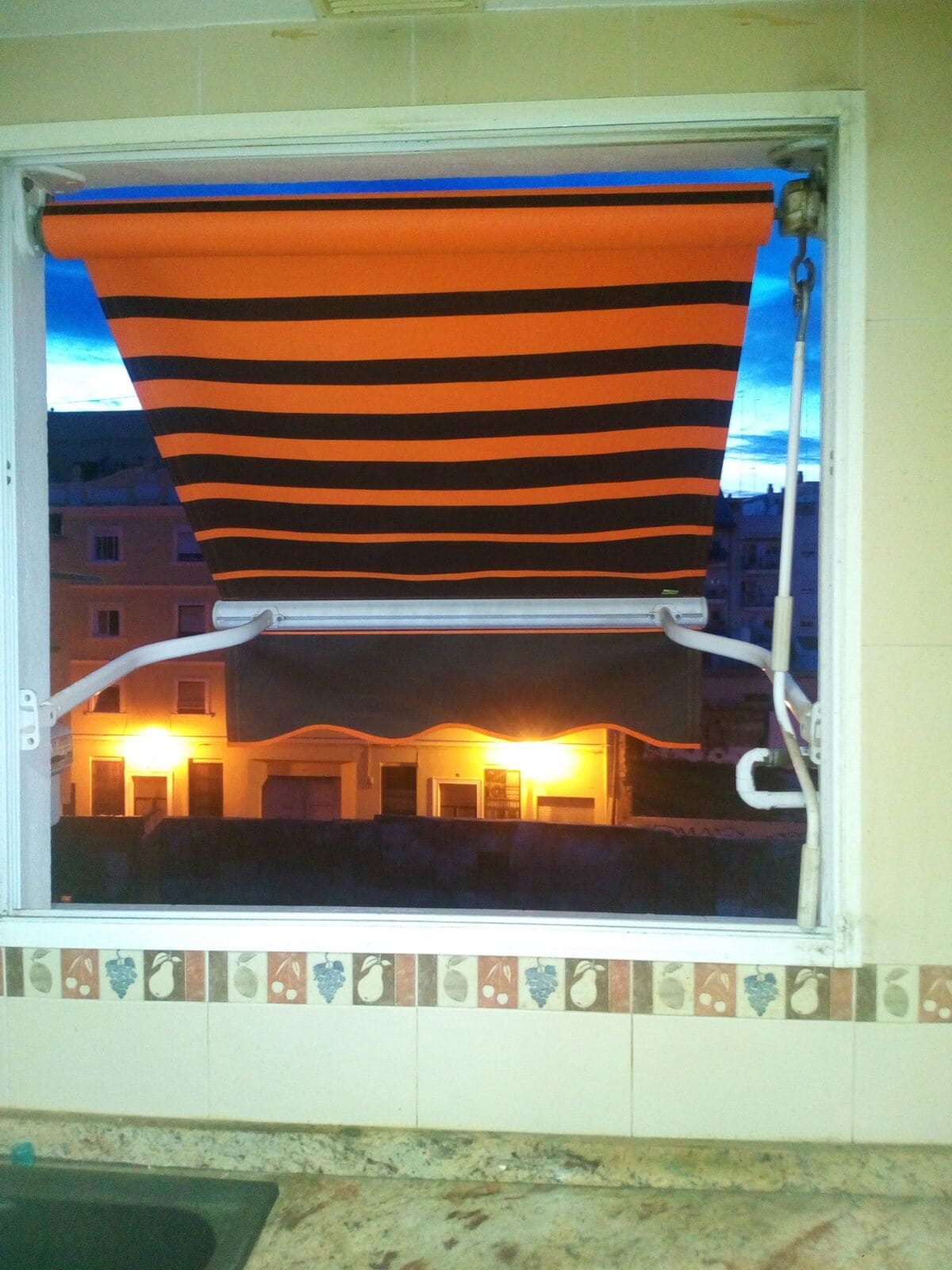 Estor naranja con negro punto recto con franjas negras.
