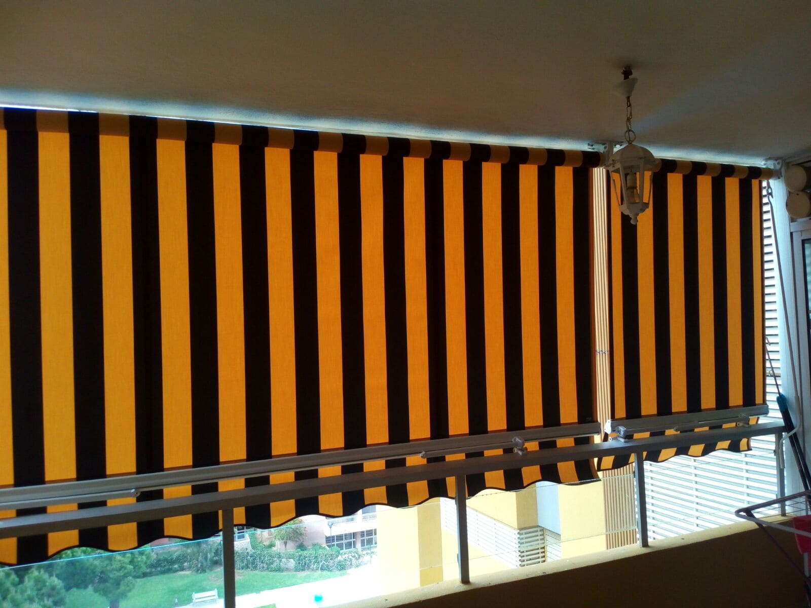 Estor naranja con lineas gruesas negras.