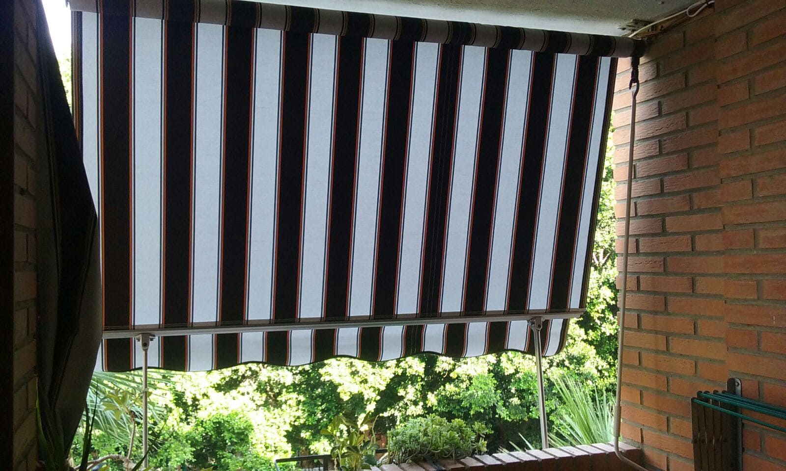 Estor negro con lineas gruesas negras.