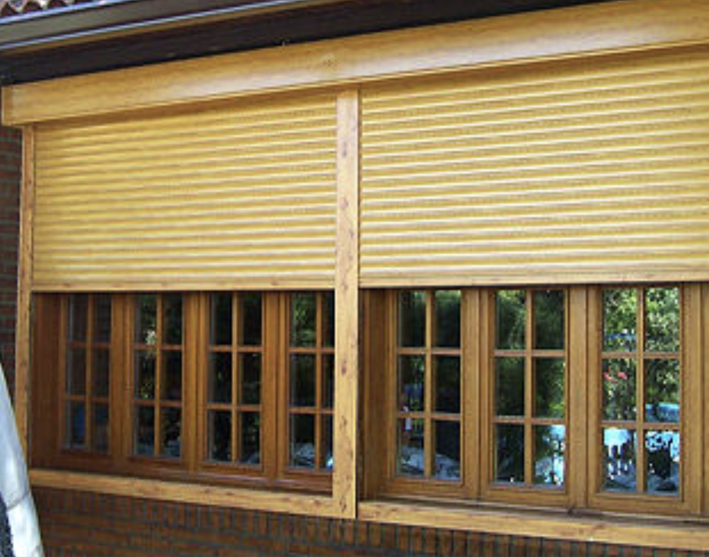 Lonas con ventanas de madera.