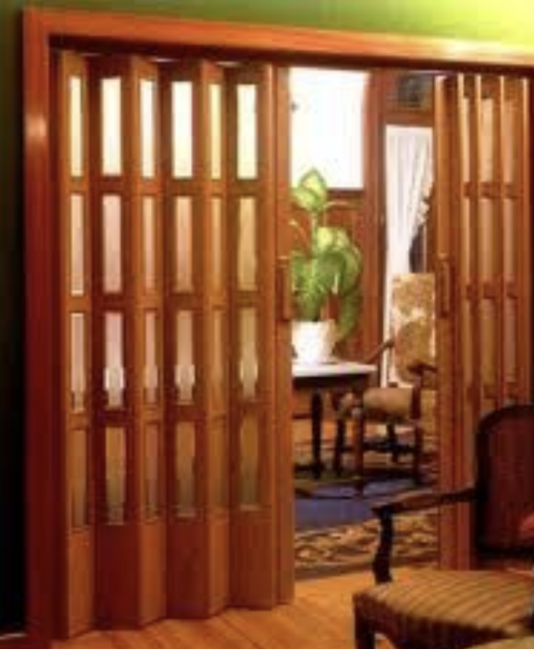 Puerta marrón de madera.