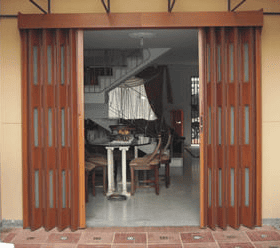 Puerta plegable de madera