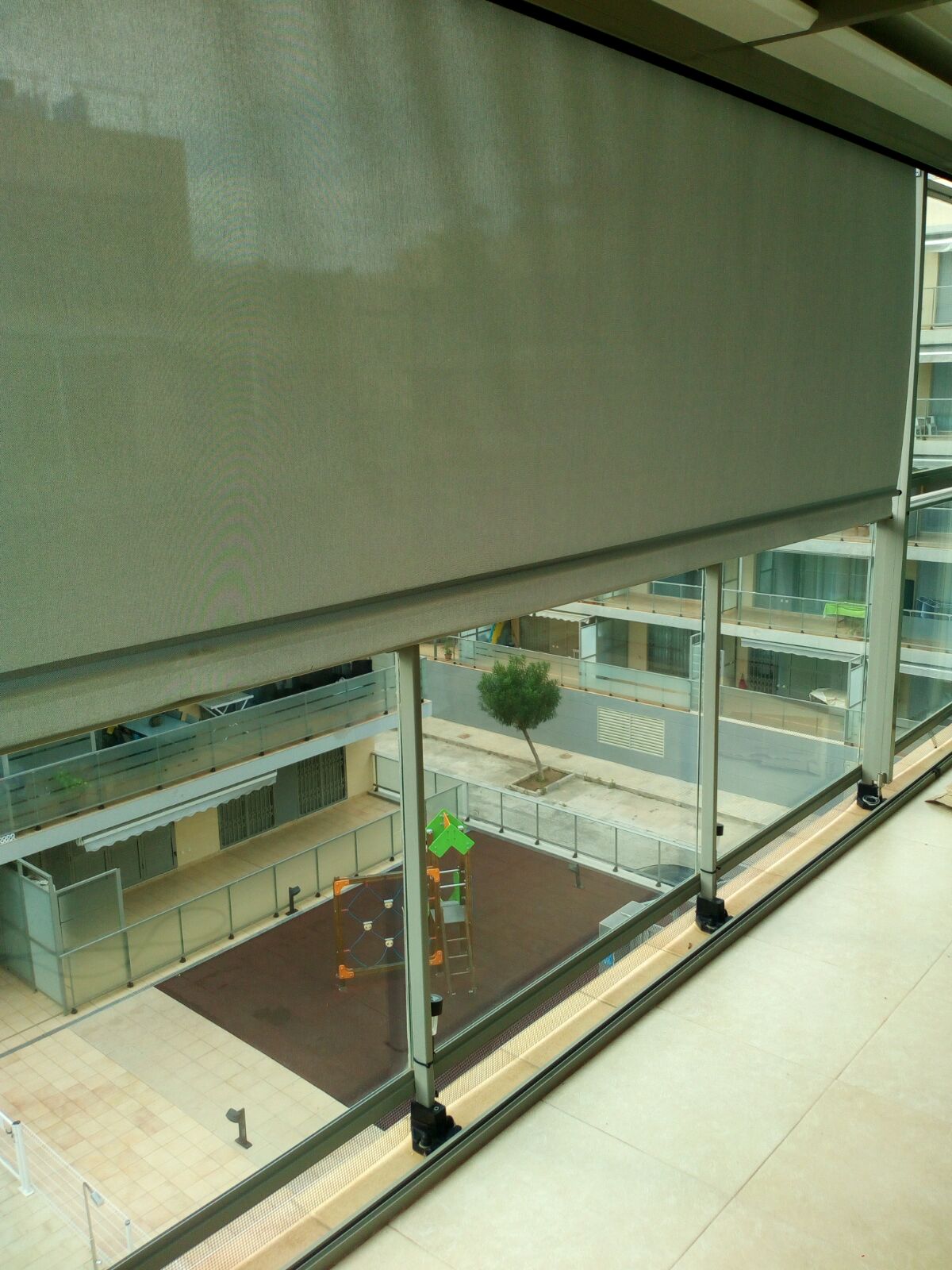 Instalación de persiana blanca en una terraza
