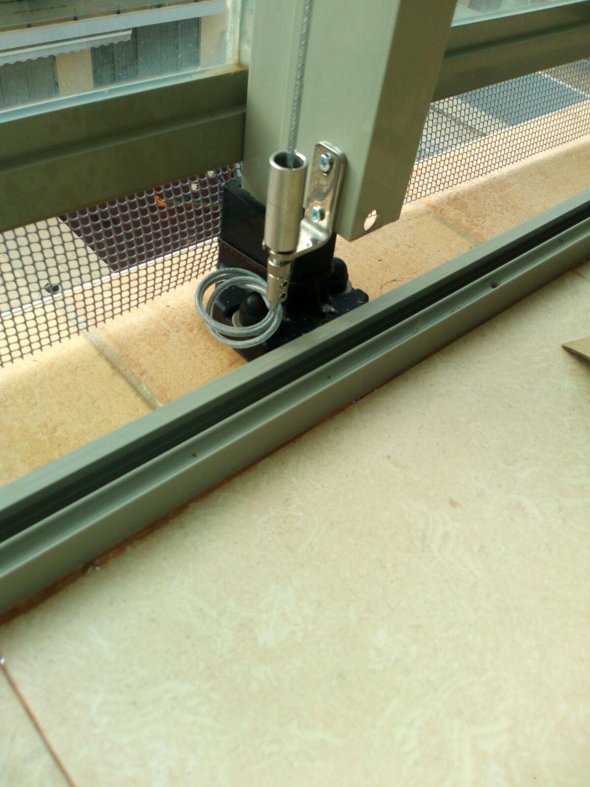 Instalación de persiana blanca en una terraza