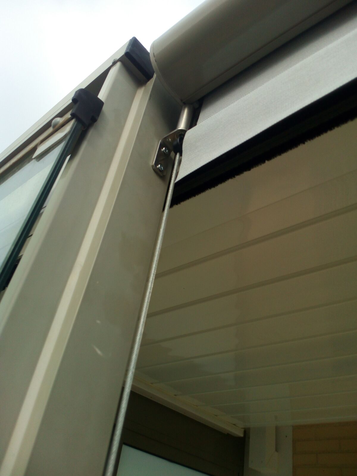 Instalación de persiana blanca en una terraza