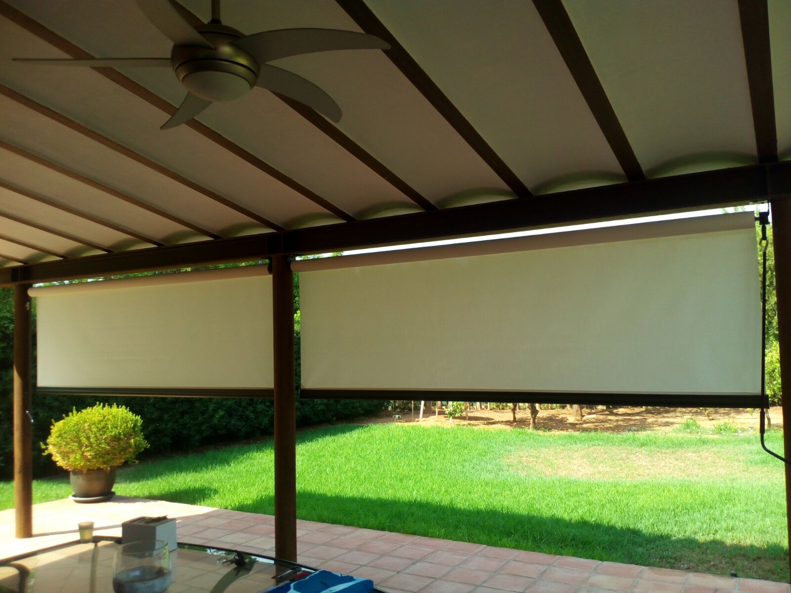 Instalación de persiana toldo en patio de casa