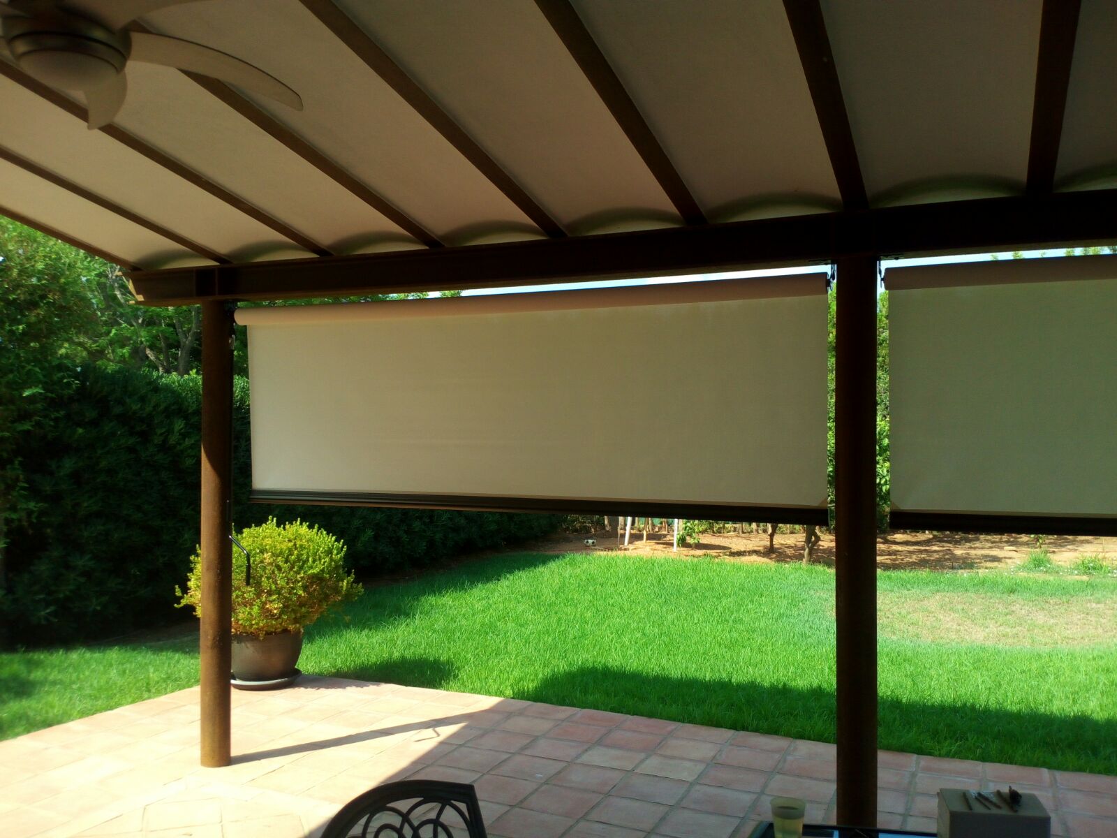 Instalación de persiana toldo en patio de casa