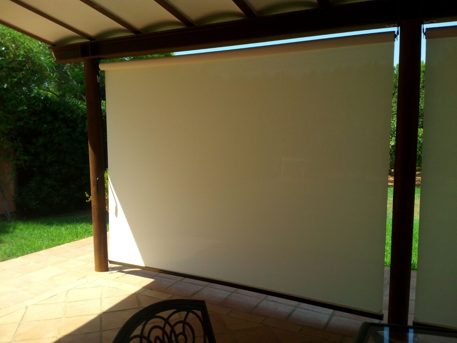 Instalación de persiana toldo en patio de casa