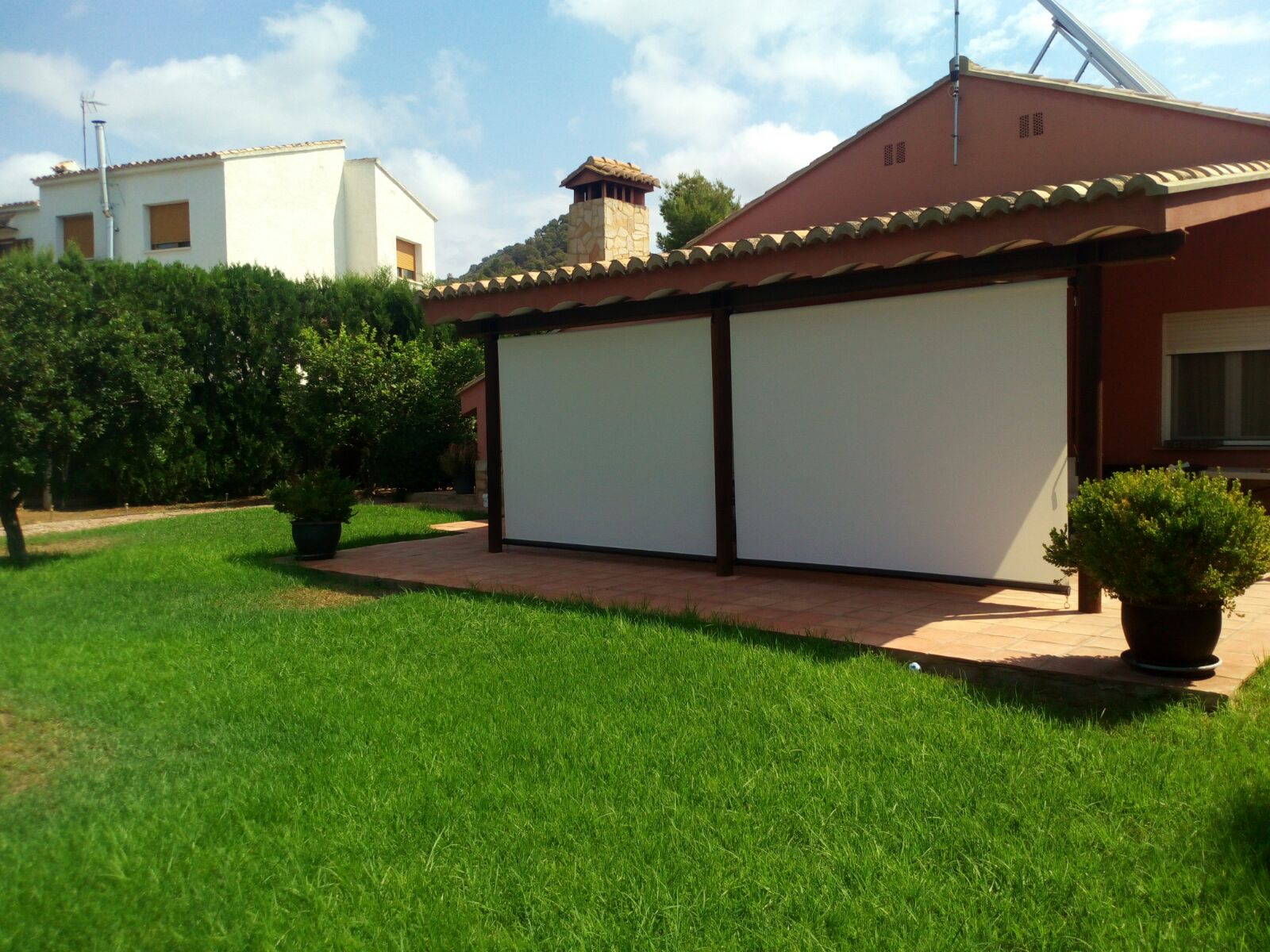 Instalación de persiana toldo en patio de casa