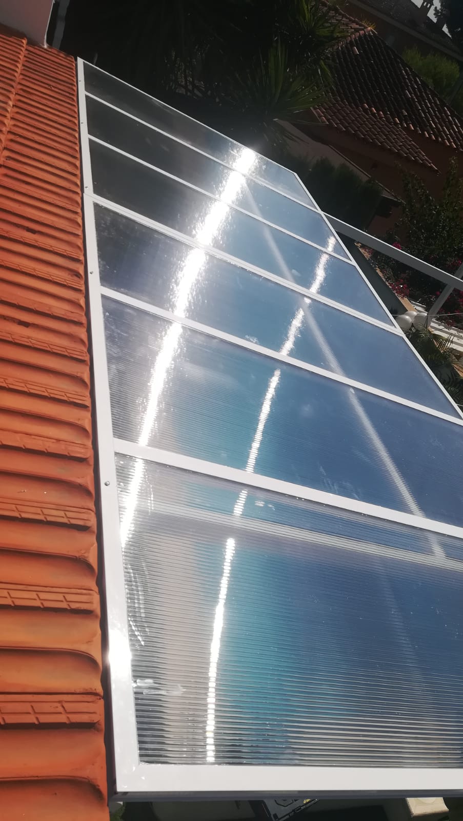 Instalación de persiana en techo protectora de sol y lluvia