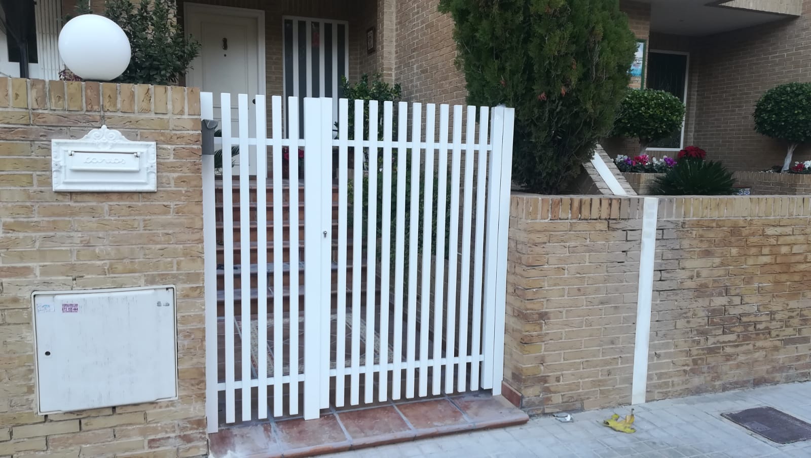Instalación de puerta de aluminio con llave de seguridad