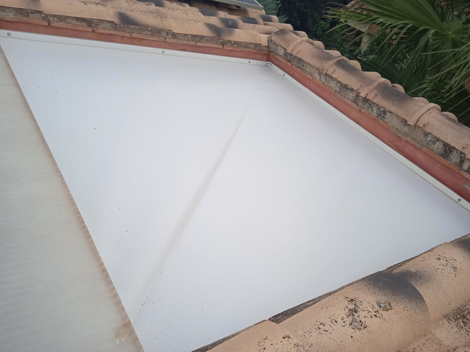 Instalación de persiana techo de color blanco.