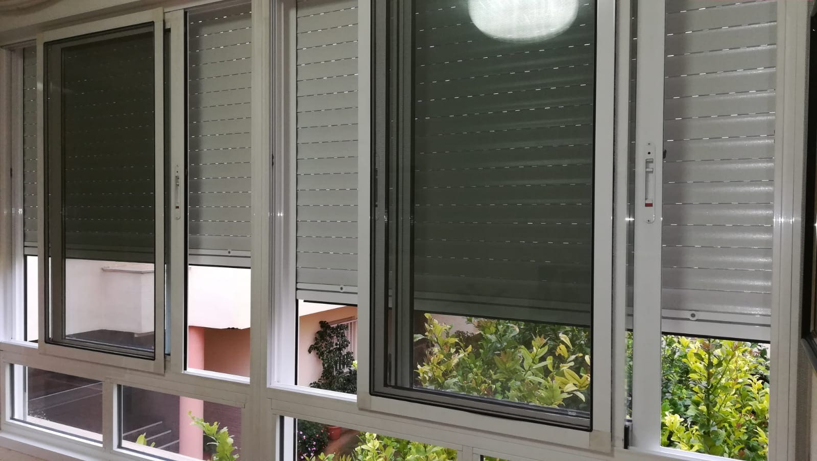 Trabajo de aluminio ventana blanca