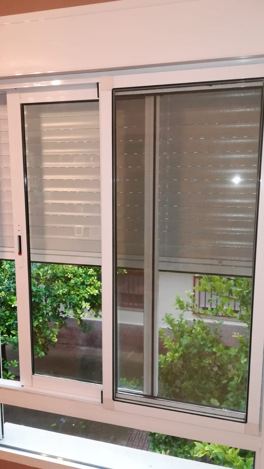 Trabajo de aluminio ventana blanca