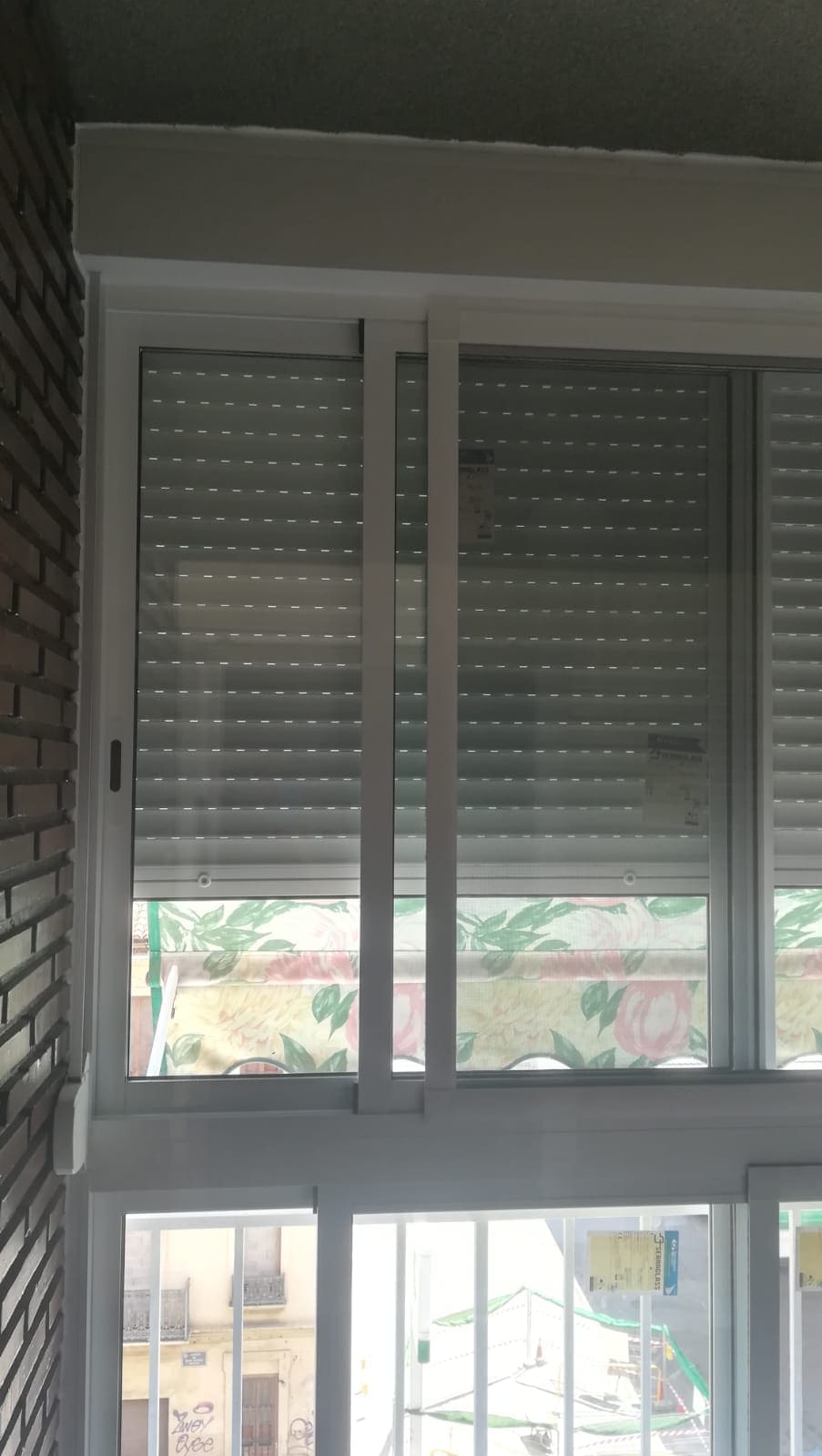 Trabajo de aluminio ventana blanca