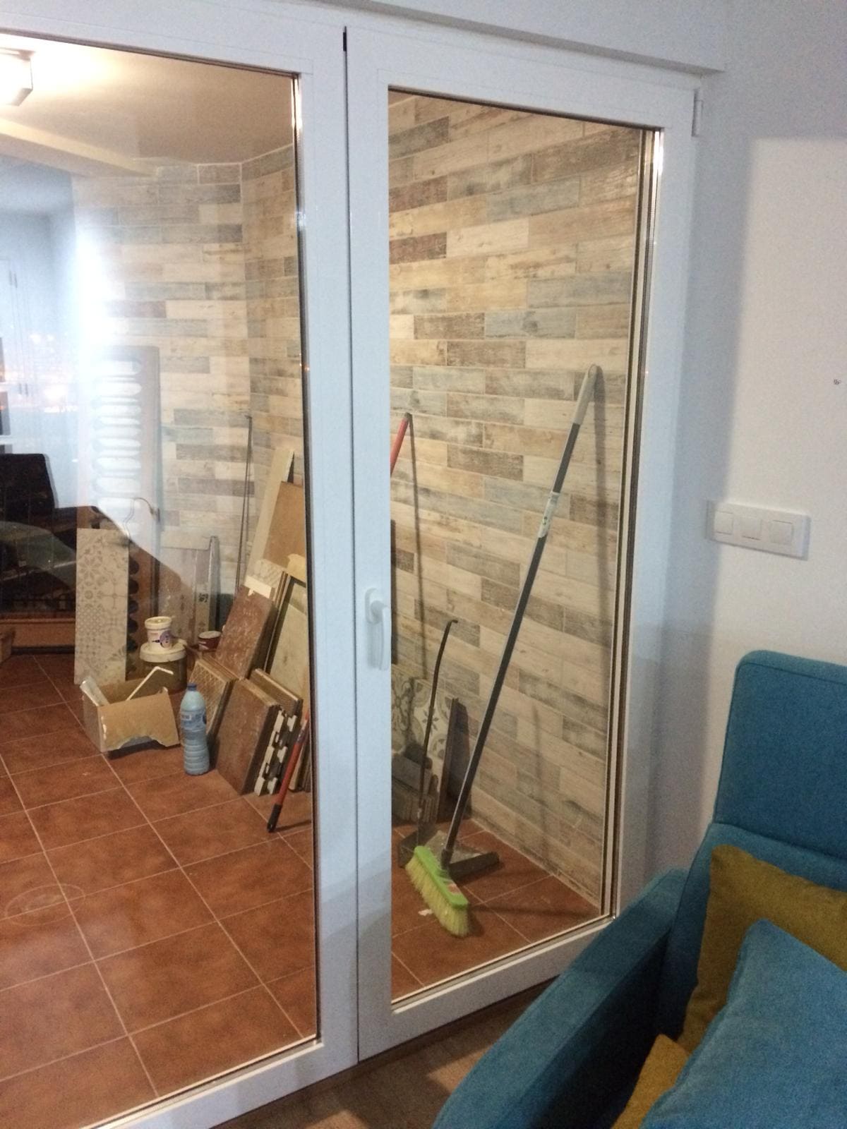 Trabajo de aluminio puerta con cristal blanca