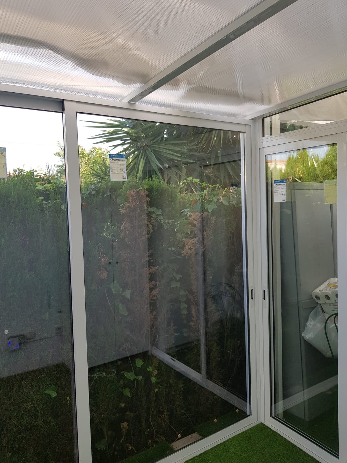 Trabajo de aluminio puerta blanca