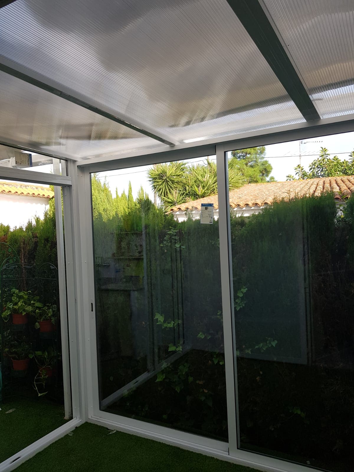 Trabajo de aluminio puerta blanca