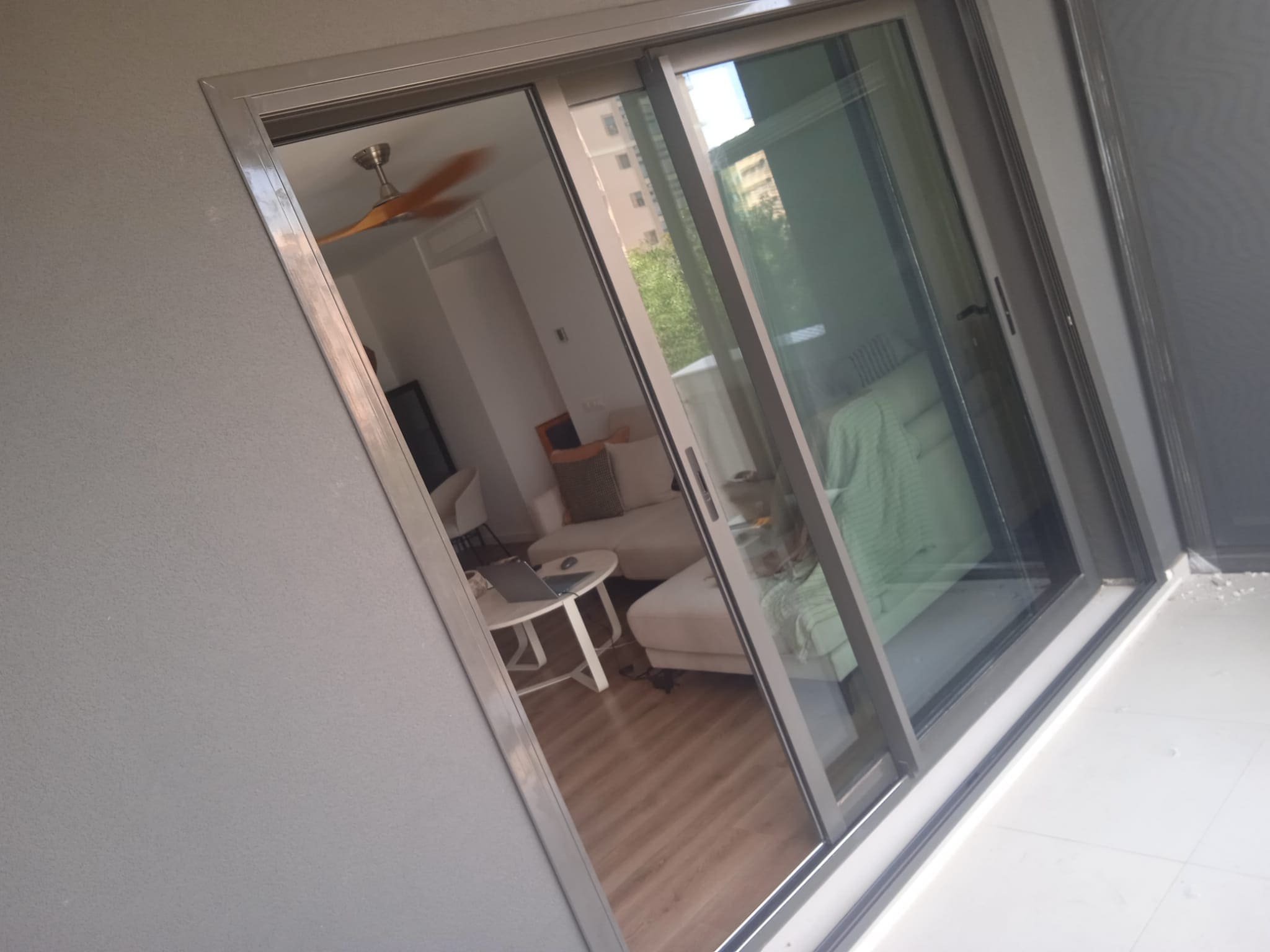 Trabajo de aluminio puerta blanca