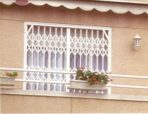 Rejas de seguridad de color blanco.