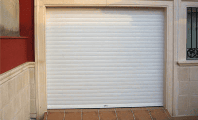 persianas en tono blanco en ventanas