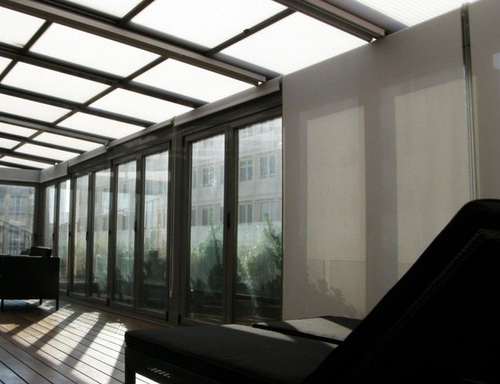 Decoración de sala con ventanales.